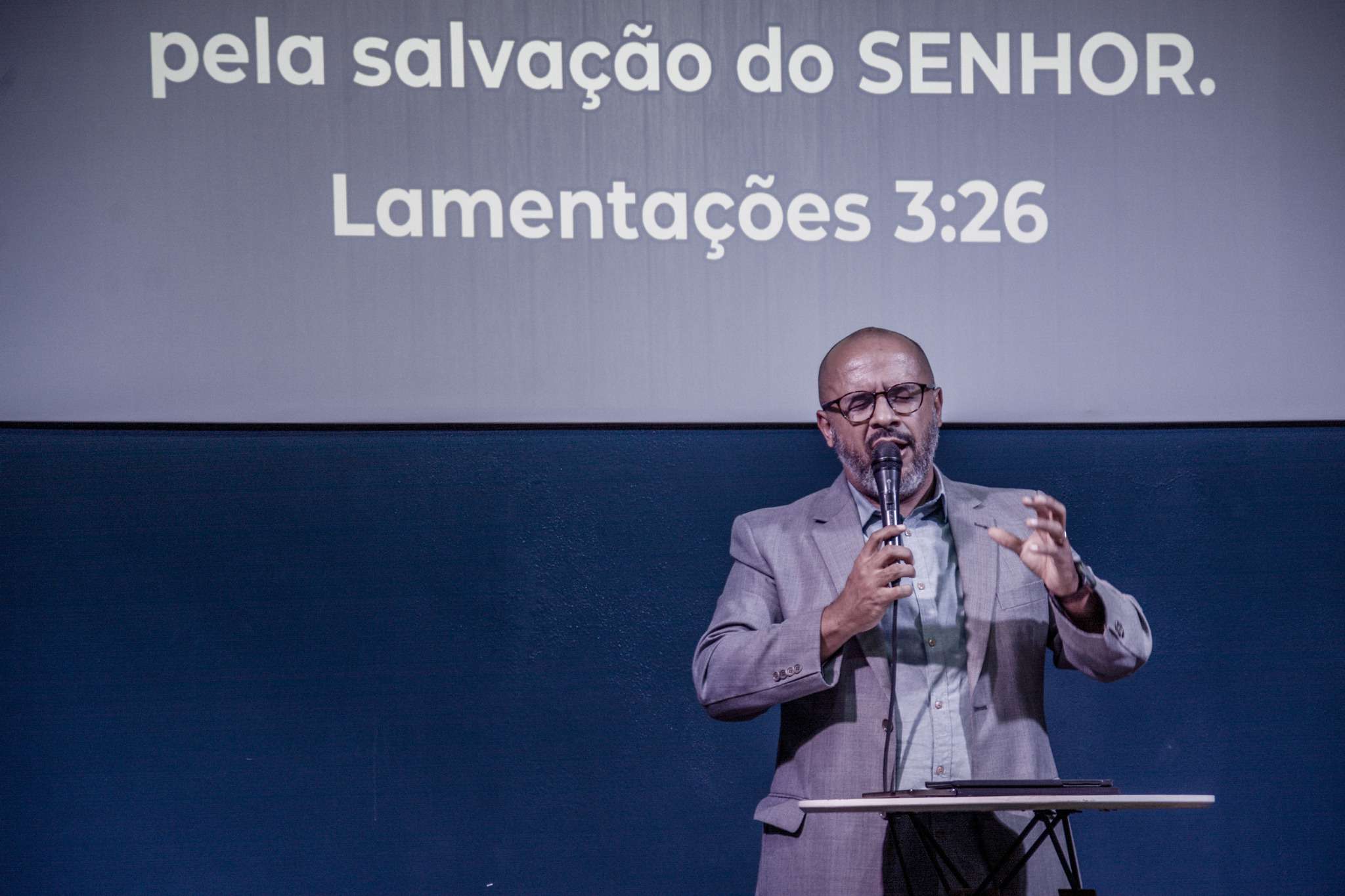 Jeremias, se você se cansa apostando corrida com os homens, como é que vai correr mais do que os cavalos? Jeremias 12:5