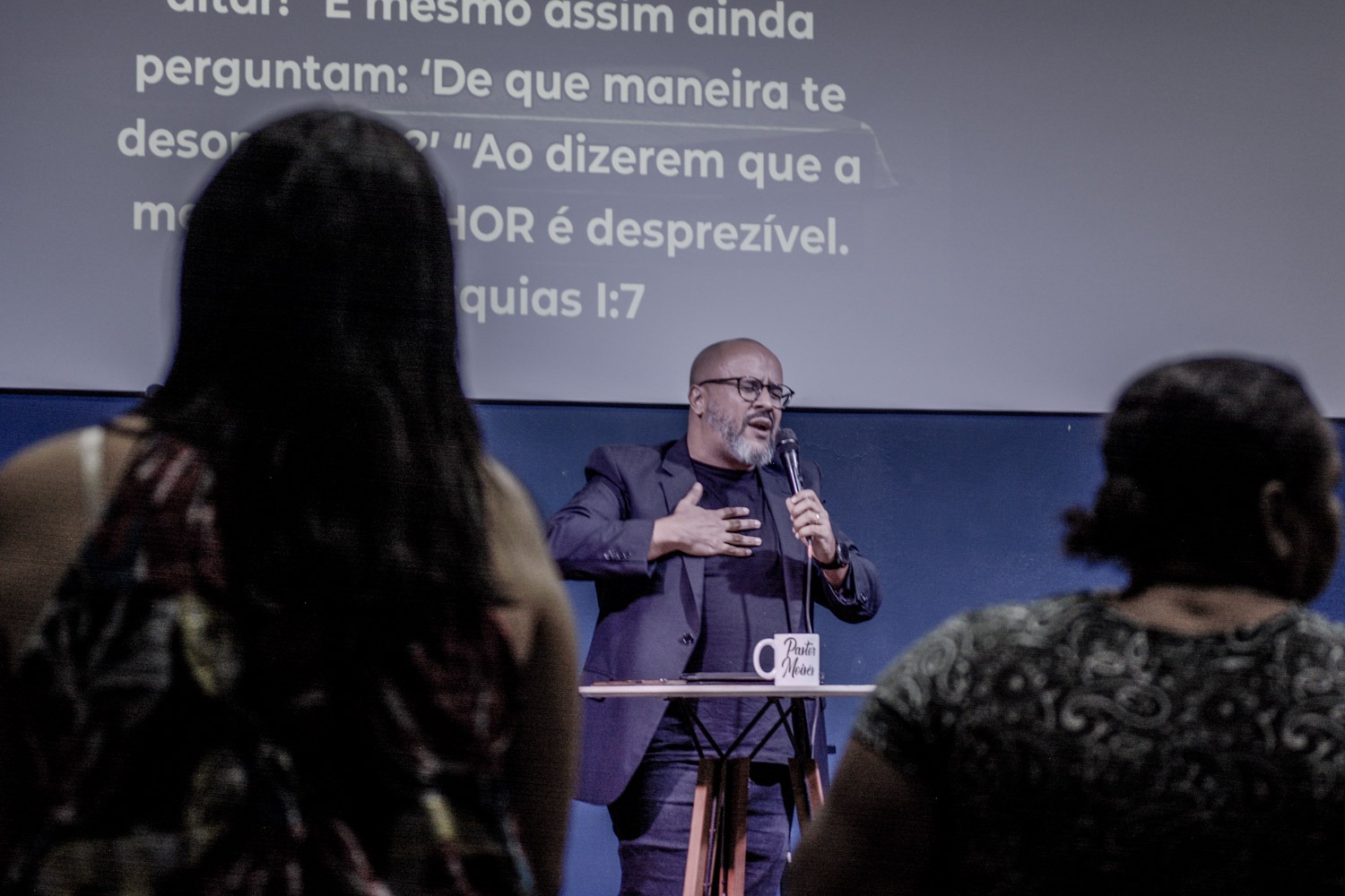 Não viva de migalhas de pão, tem um lugar na Mesa de Deus pra você