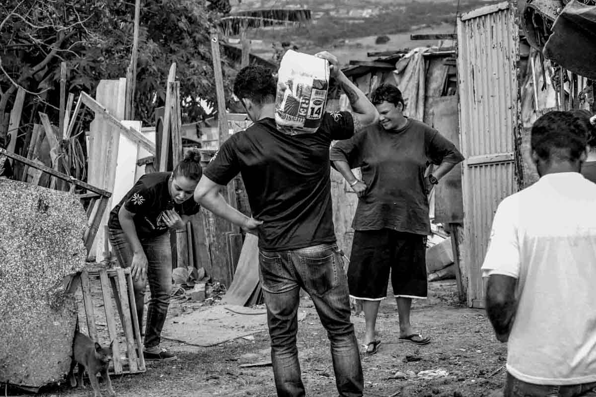 Viva a experiência de ajudar pessoas carentes